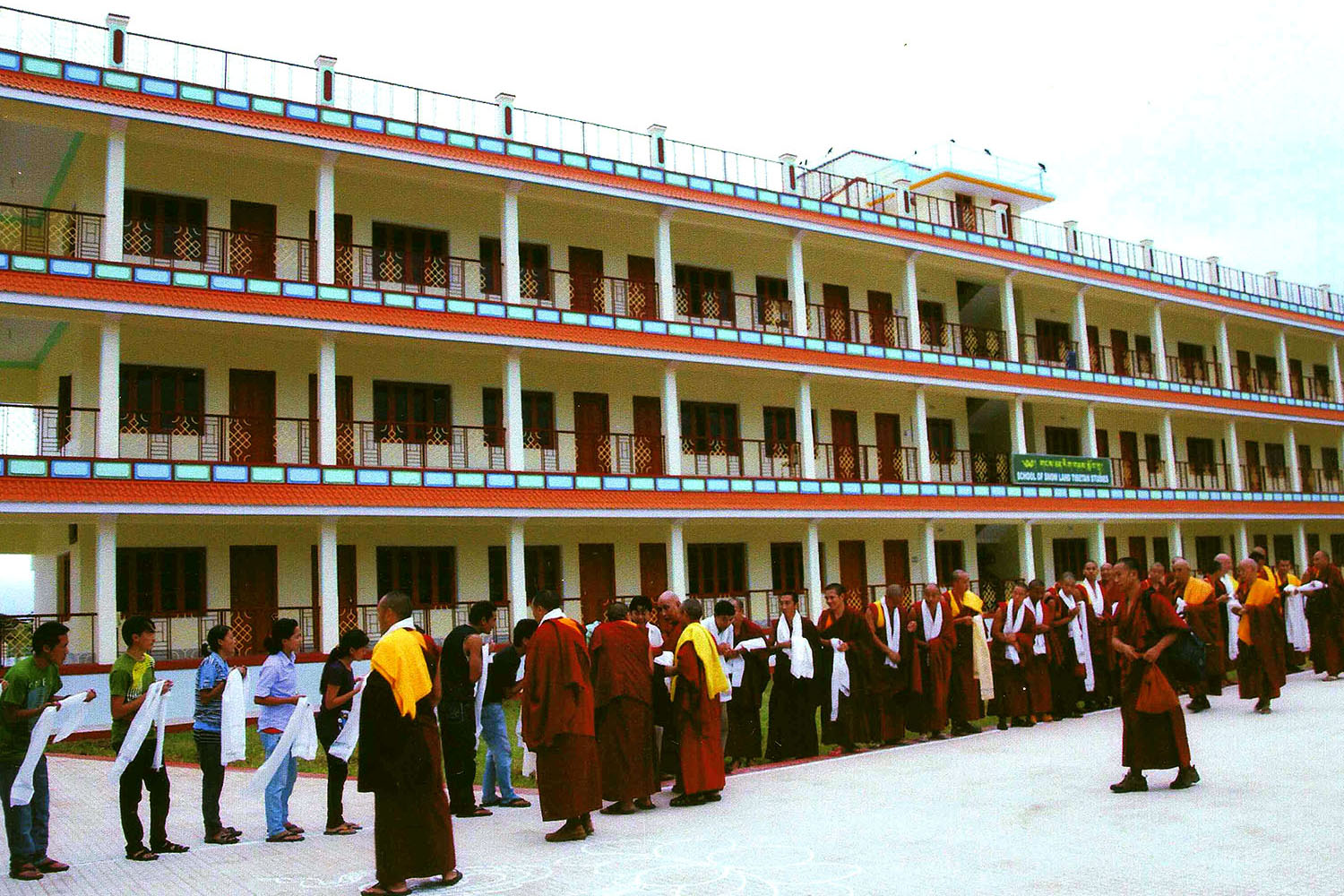 གངས་ཅན་སློབ་གྲྭ་སྔོན་འགྲོའི་མཛད་སྒོ།